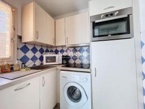 een keuken met een koelkast en een wasmachine bij 3192- T2 à 400m de la plage in Argelès-sur-Mer