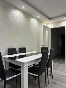 uma sala de reuniões com uma mesa branca e cadeiras em My Best Vacation em Bischheim