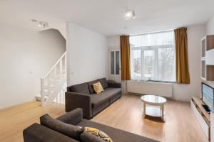 ein Wohnzimmer mit einem Sofa und einem Tisch in der Unterkunft Apartment in Brussels, Degroux by Homenhancement SA in Brüssel