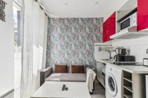 een woonkamer met een bank in een keuken bij Appartement au calme et proche des transports in Créteil