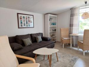 sala de estar con sofá y mesa en Ferienwohnung Lotte, en Felgentreu