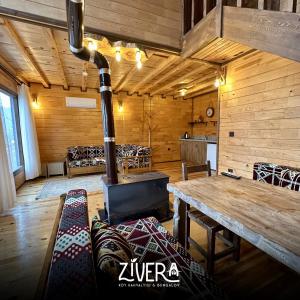 Cette chambre dispose d'une cuisinière, d'une table et de chaises. dans l'établissement Zivera Bungalov, à Trabzon