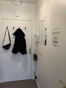 Una habitación con una puerta con un abrigo. en Studio Porte de Paris 15e, en Issy-les-Moulineaux