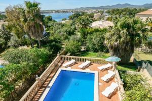 vista aerea su una piscina con sedie a sdraio e sull'oceano di Villa Ca na Ventura by Mallorca House Rent a Portocolom