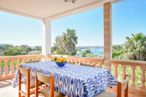 un tavolo con un cesto di frutta sul balcone di Villa Ca na Ventura by Mallorca House Rent a Portocolom