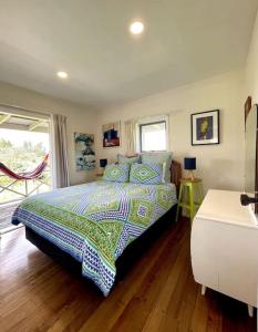 Matauri Bay Shearer's Cottage tesisinde bir odada yatak veya yataklar