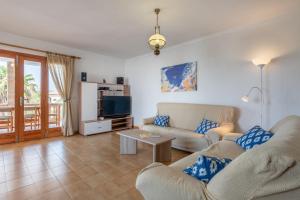 un soggiorno con 2 divani e una TV di Villa Ca na Ventura by Mallorca House Rent a Portocolom