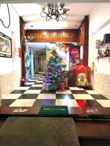 Un árbol de Navidad en un piso a cuadros en una tienda en Thanh Hương Hotel en Ho Chi Minh