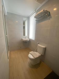 Koupelna v ubytování Swasana Hotel Medan