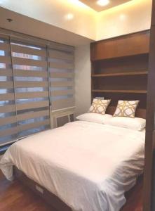 A bed or beds in a room at Across Greenbelt! Studio Condo 1 bedroom