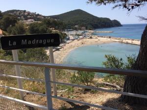 una señal para la maragogique en una playa en Appartement vue mer à La Madrague, en Saint-Cyr-sur-Mer 2 fotos más