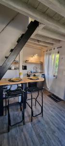 a kitchen with a table and chairs in a room at La petite maison en champagne in Payns