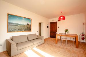 a living room with a couch and a table at Tenuta Pianirossi in Cinigiano