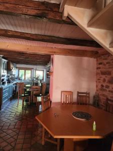 una cucina e una sala da pranzo con tavolo e sedie di L'Écrin Savoyard a Bonne-sur-Ménoge
