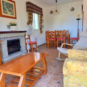 uma sala de estar com lareira e uma mesa e cadeiras em Beach house near Tennis Club La Barrosa em Chiclana de la Frontera