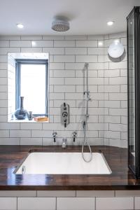 een badkamer met een bad en een douche bij 1960s Inspired City Centre Apartment for 4 with Parking in Norwich