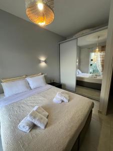 een slaapkamer met een bed met twee handdoeken erop bij Your ideal stay in Athene