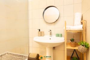 a bathroom with a sink and a mirror at Le Lodge Safari au centre-ville in Cayenne