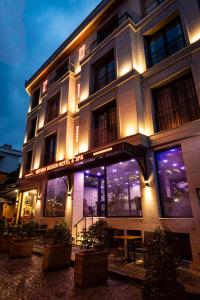 een gebouw met een verlichte gevel 's nachts bij Antusa Design Hotel & Spa in Istanbul