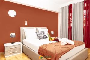 - une chambre avec un lit et une corbeille de fruits dans l'établissement Le Lodge Safari au centre-ville, à Cayenne