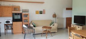appartamento aroma في Radicondoli: غرفة معيشة مع أريكة وطاولة