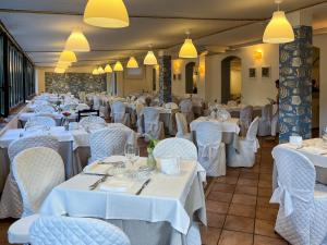 Restoran või mõni muu söögikoht majutusasutuses Hotel Brigantino