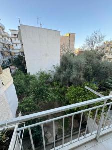 een uitzicht vanaf het balkon van een gebouw bij Your ideal stay in Athene