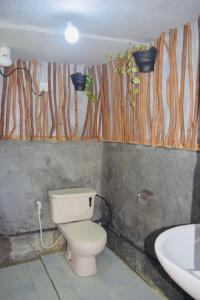 łazienka z toaletą i umywalką w obiekcie Pedro home stay w mieście Nuwara Eliya