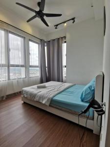 Schlafzimmer mit einem Bett und einem Deckenventilator in der Unterkunft Stay in I-City I-SOHO in Shah Alam