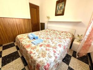 Un pat sau paturi într-o cameră la San Lorenzo Suite - Free Parking
