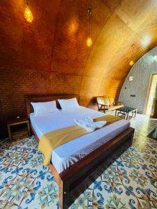 ein Schlafzimmer mit einem großen Bett im Dachgeschoss in der Unterkunft Wild Brooke Hut in Vythiri