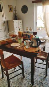 eine Küche mit einem Tisch und einem Wasserkocher in der Unterkunft Casa Ines in Guatiza