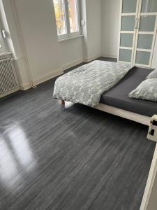 ストラスブールにあるle couventのベッドと木の床のある寝室