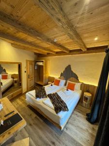 sypialnia z dużym łóżkiem w pokoju w obiekcie Hotel Ciasa Lorenzi w mieście Cortina dʼAmpezzo