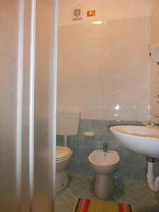 A bathroom at Cozy flat with sunlit balcony retreat - Beahost
