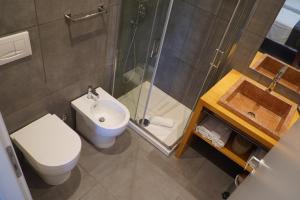 uma casa de banho com um WC, um chuveiro e um lavatório. em Bio Agriturismo Corte degli Ulivi em Grosseto