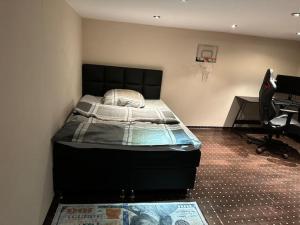 een slaapkamer met een bed en een basketbalring bij 2-Zimmer Wohnung mit Gym/Office in Frankfurt am Main