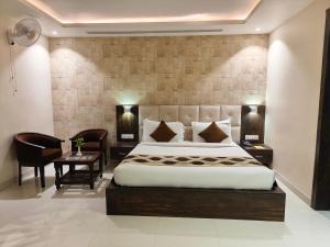 Postel nebo postele na pokoji v ubytování Pinnacle by Click Hotels, Lucknow