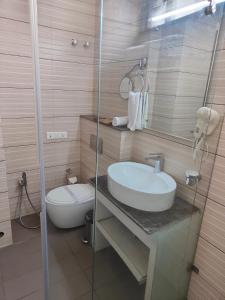 Koupelna v ubytování Pinnacle by Click Hotels, Lucknow