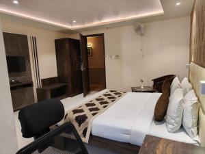 Postel nebo postele na pokoji v ubytování Pinnacle by Click Hotels, Lucknow