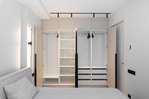 1 dormitorio con cama y armario en Hygge Sand Apartment en Vilna