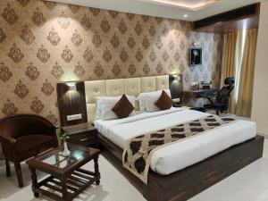 Postel nebo postele na pokoji v ubytování Pinnacle by Click Hotels, Lucknow