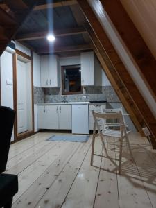 Кухня або міні-кухня у Vip Villa Jagodina - Jakuzzi is free - Private parking is free - Beautiful view of nature +3 фото