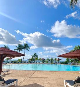 Bazén v ubytování Studio vue mer - village de vacances - Sainte Anne nebo v jeho okolí