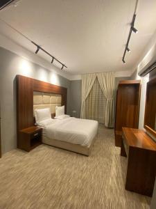 a hotel room with a bed and a television at أجنحة هدوء الفندقية in Riyadh