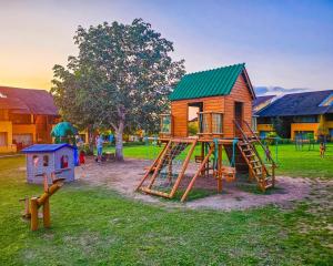 un parque infantil con una casa y un tobogán en Flat Winterville 314, en Gravatá