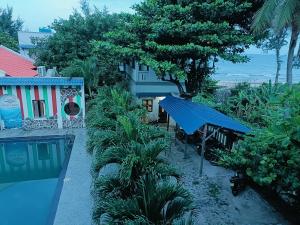 une vue aérienne d'un complexe hôtelier avec piscine dans l'établissement Suối Nước Resort, à Ấp Long Sơn