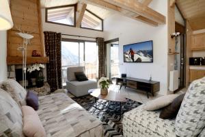 ein Wohnzimmer mit einem Sofa und einem Tisch in der Unterkunft Swan 3 - Appartement 6 couchages in Les Deux Alpes