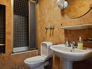 La salle de bains est pourvue d'un lavabo, de toilettes et d'un miroir. dans l'établissement Work & Stay Leverkusen, à Leverkusen