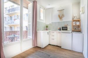 Kuchyňa alebo kuchynka v ubytovaní Chez Delphine - Studio tout confort avec terasse sur le Vieux Port centre ville - proche du Panier